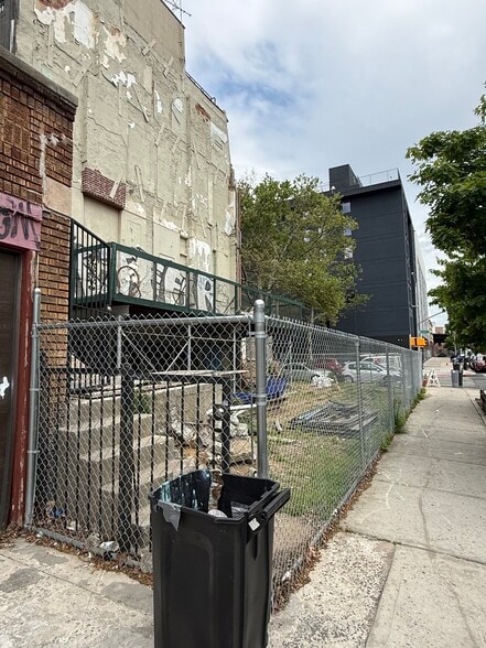 24 Patchen Ave, Brooklyn, NY à vendre - Photo de l’immeuble – Image 3 sur 4