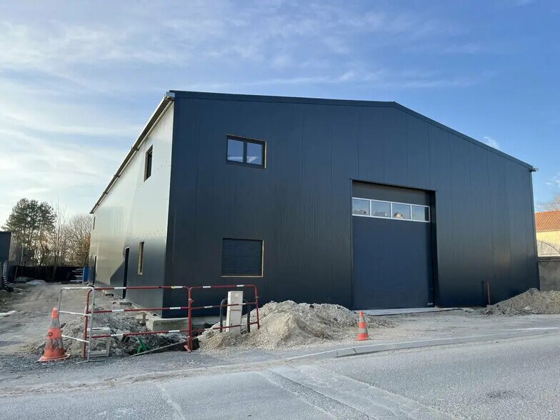 Local d’activités dans Prunay à louer - Photo de l’immeuble – Image 3 sur 3