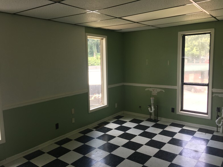 4985-4991 Bethania Rd, Winston-Salem, NC à louer - Photo de l’immeuble – Image 3 sur 10