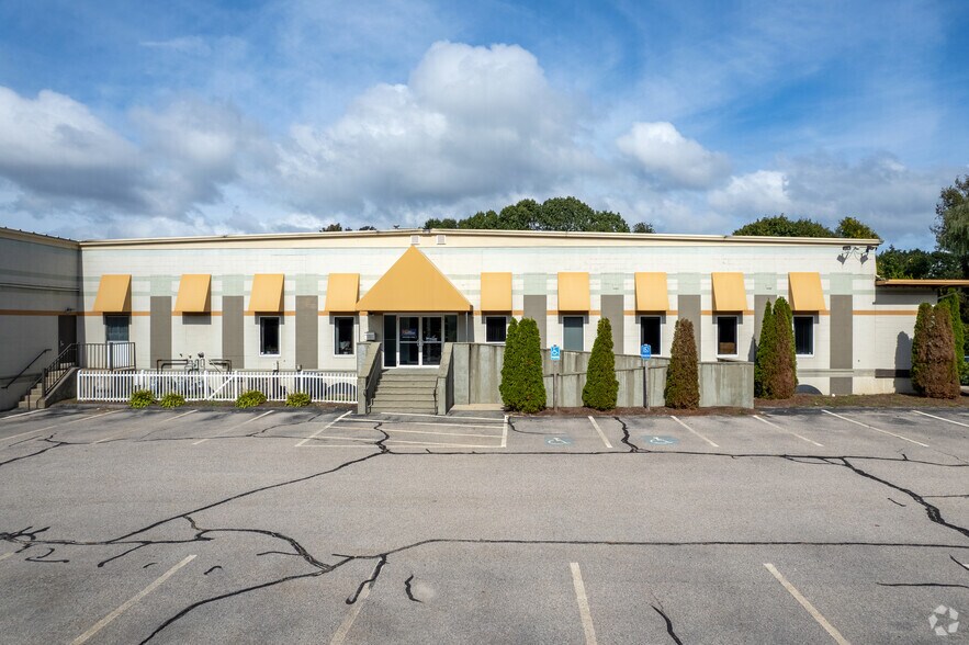 2240 S County Trl, East Greenwich, RI à louer - Photo de l’immeuble – Image 1 sur 14