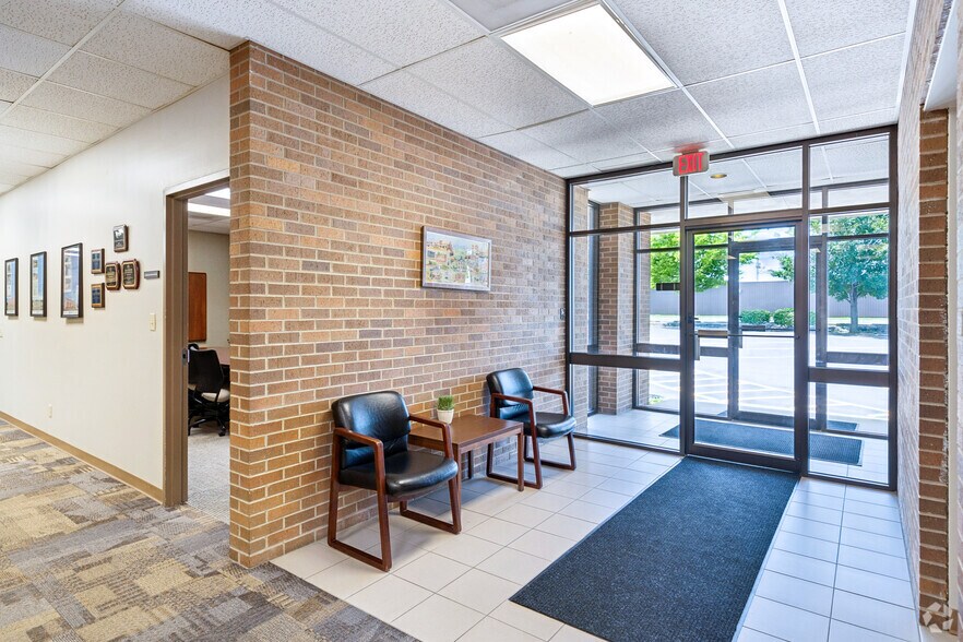 2709 McGraw Dr, Bloomington, IL à vendre - Hall d’entrée – Image 3 sur 24