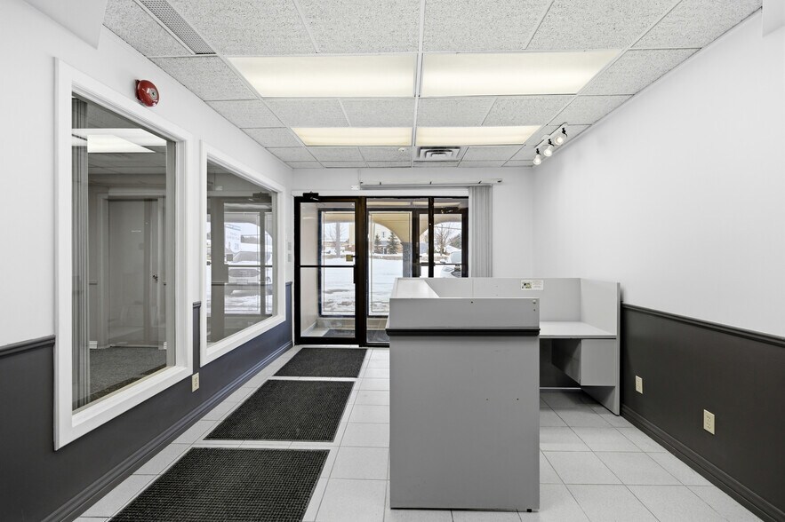642 Great Northern Rd, Sault Ste Marie, ON à louer - Photo de l’immeuble – Image 3 sur 7
