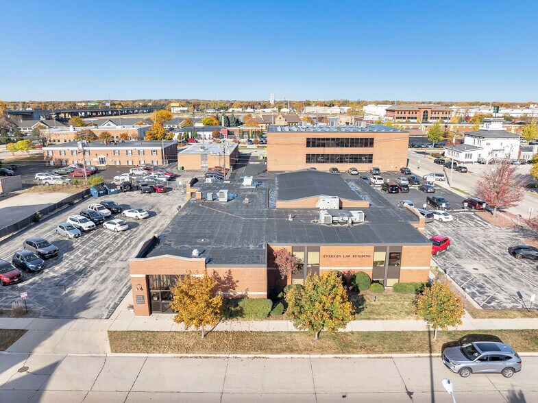 414 S Jefferson St, Green Bay, WI à louer - Photo de l’immeuble – Image 3 sur 37