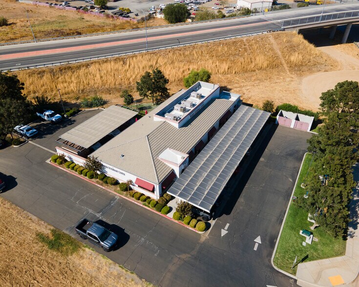 2446 N Schnoor St, Madera, CA à vendre - Photo de l’immeuble – Image 2 sur 3
