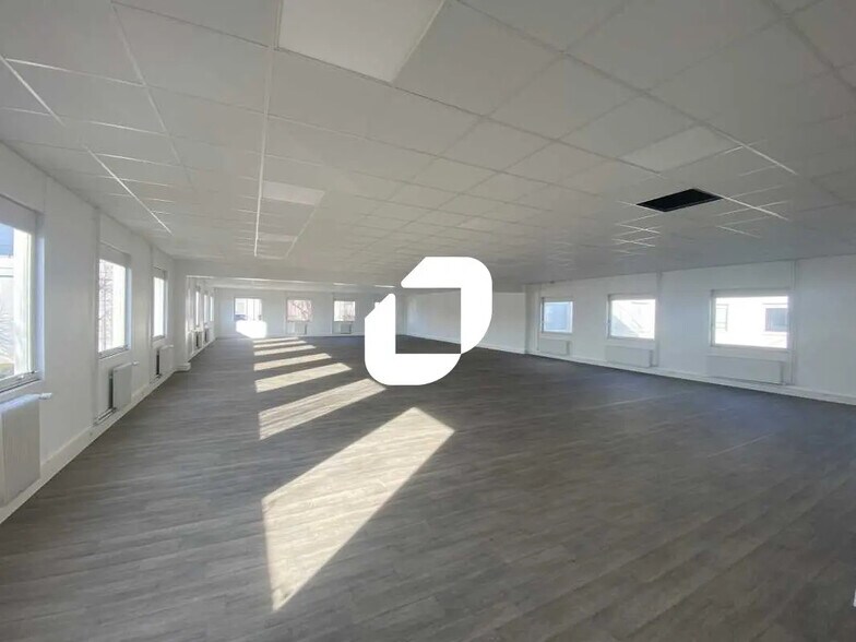 Bureau dans Osny à vendre - Photo de l’immeuble – Image 1 sur 5