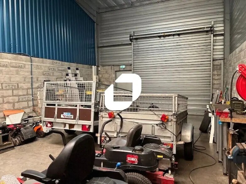 Local d’activités dans SAINT-JEAN-D'ILLAC à louer - Photo intérieure – Image 2 sur 9