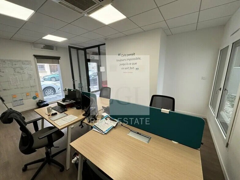 Bureau dans Bron à louer - Photo de l’immeuble – Image 3 sur 11