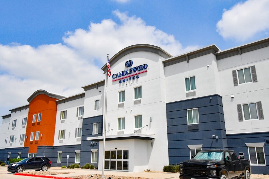304 Business Park Dr, Kenedy, TX à vendre - Photo de l’immeuble – Image 2 sur 18