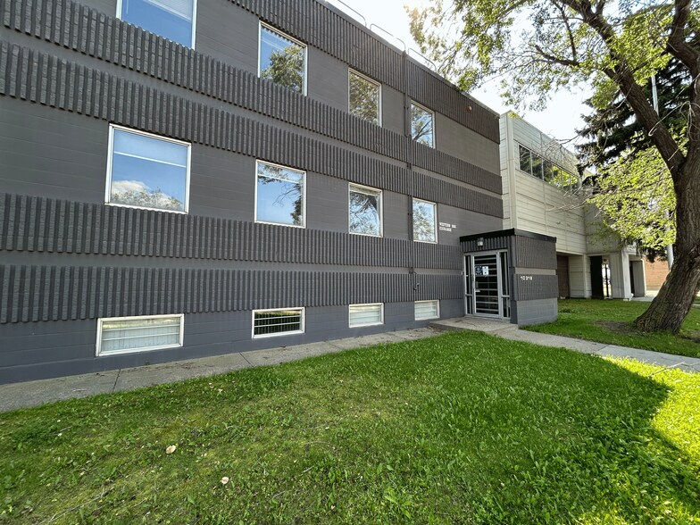 10319 Princess Elizabeth Ave, Edmonton, AB à louer - Photo de l’immeuble – Image 1 sur 6