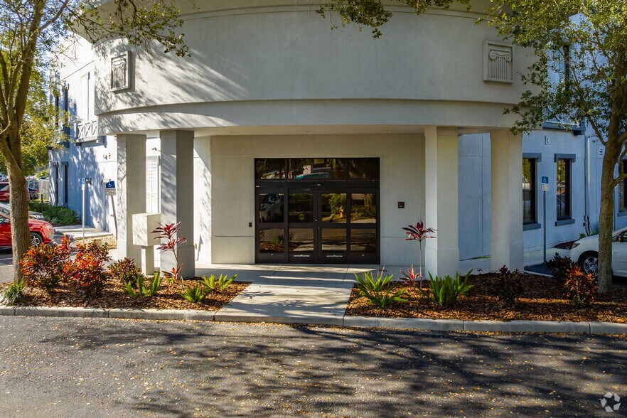7701 Little Rd, New Port Richey, FL à louer - Photo de l’immeuble – Image 2 sur 13