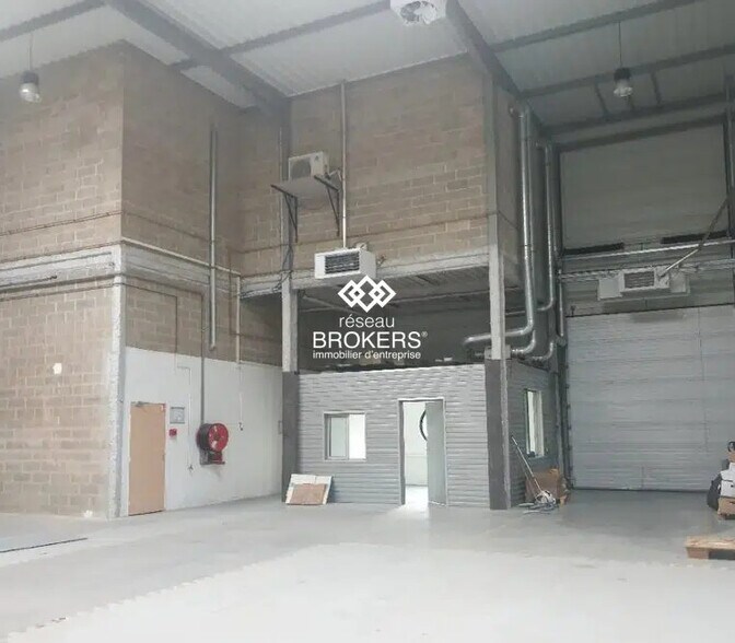 Industriel/Logistique dans Élancourt à louer - Photo de l’immeuble – Image 3 sur 6