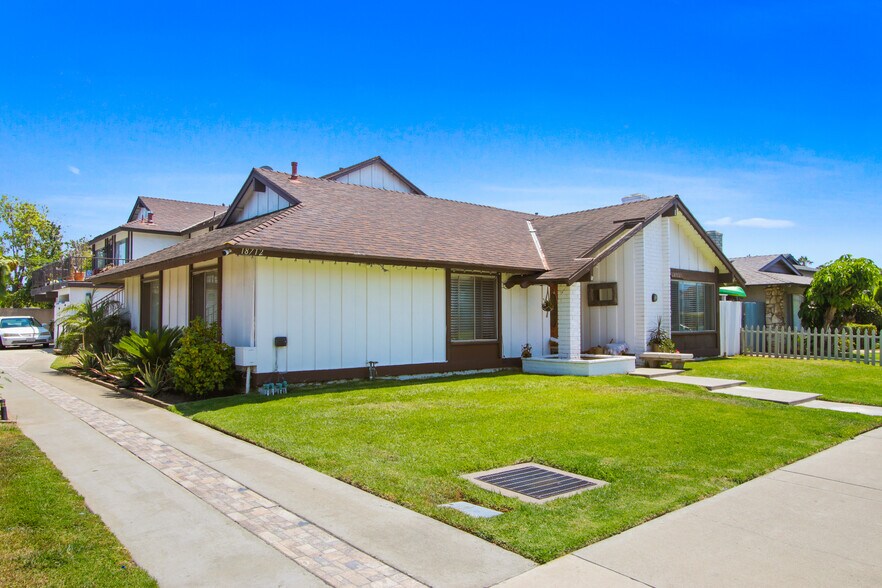 18702 Demion Ln, Huntington Beach, CA à vendre - Photo de l’immeuble – Image 3 sur 23