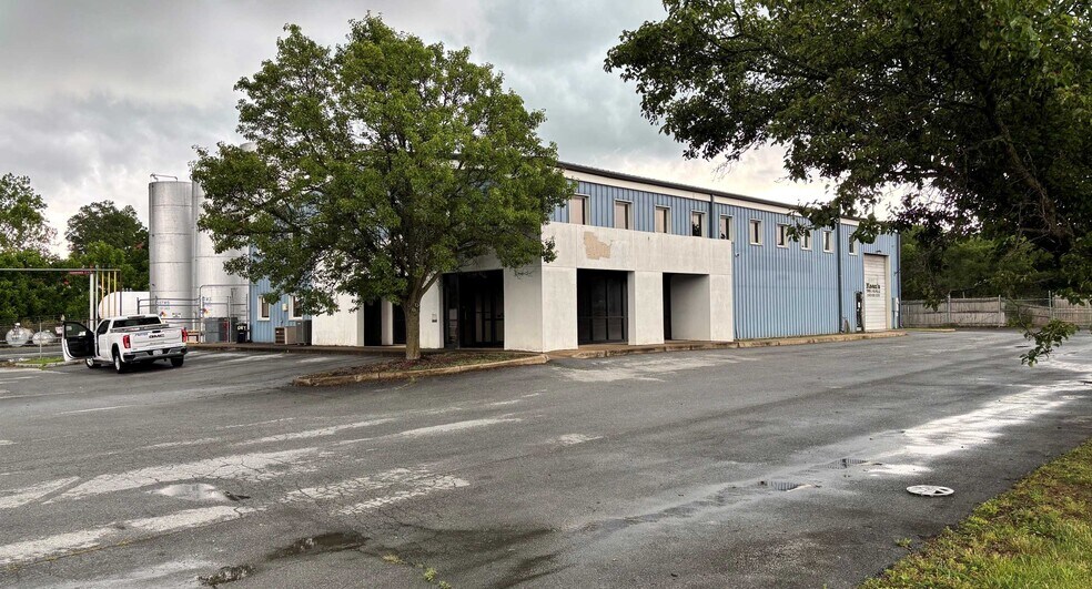 195 N Commerce Ave, Front Royal, VA à vendre - Photo de l’immeuble – Image 1 sur 4