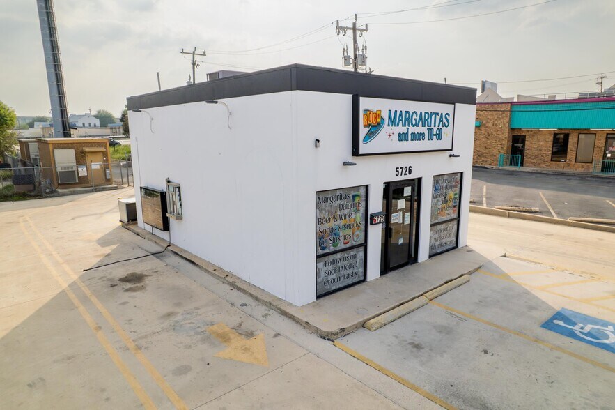 5726 Babcock Rd, San Antonio, TX à louer - Photo de l’immeuble – Image 3 sur 5