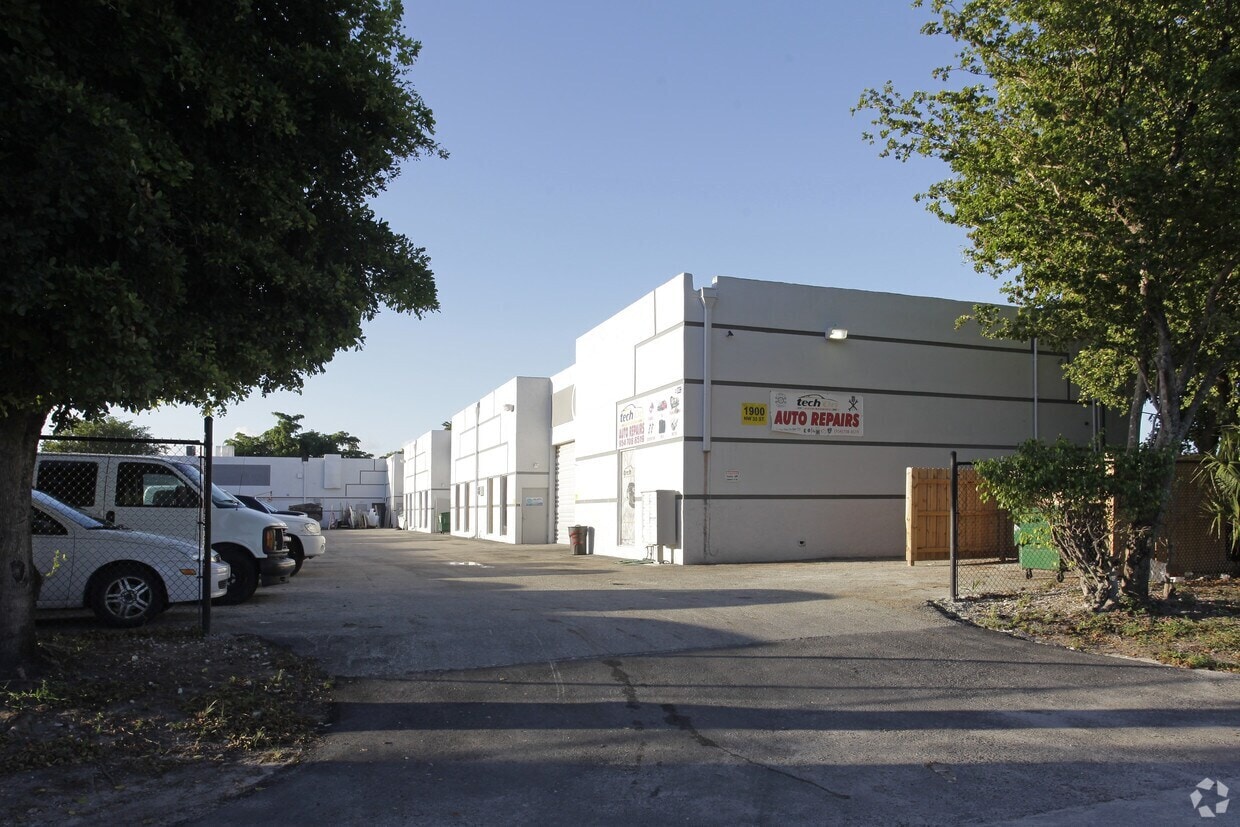 1900 NW 33rd St, Pompano Beach, FL à louer Photo de l’immeuble– Image 1 sur 2