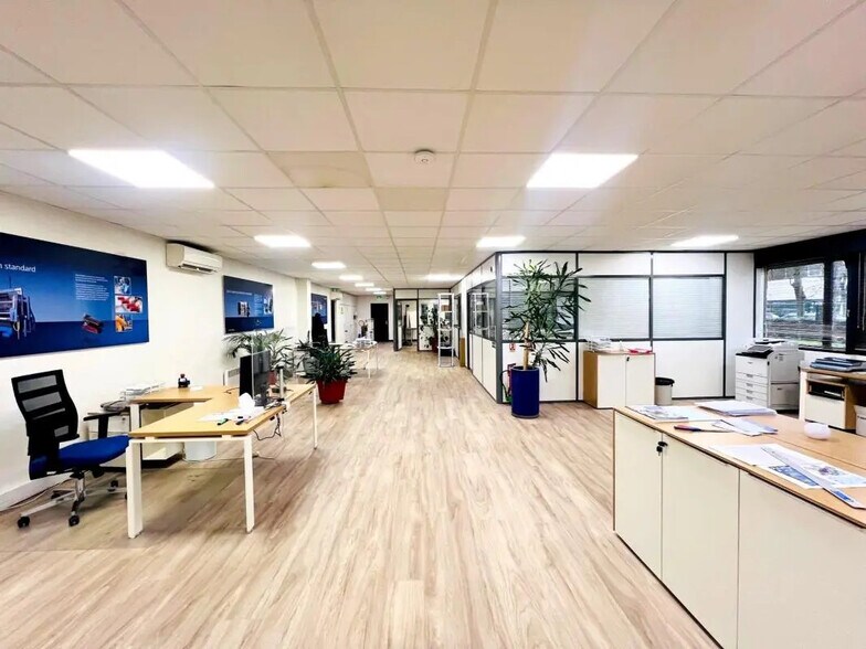 Local d’activités dans Montigny-le-Bretonneux à louer - Photo de l’immeuble – Image 1 sur 12