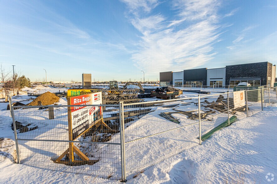 470 Mistatim Way NW, Edmonton, AB à louer - Photo de l’immeuble – Image 3 sur 15
