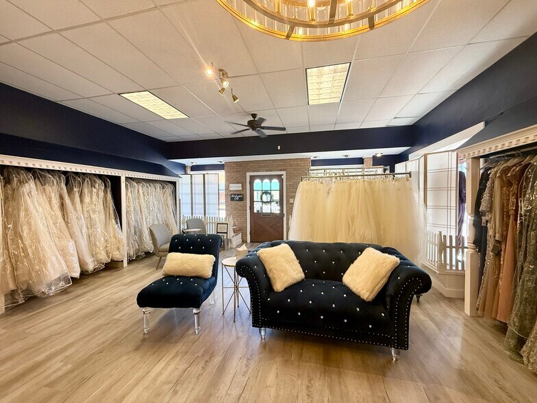 212 E Main St, Brenham, TX à louer - Photo de l’immeuble – Image 2 sur 10