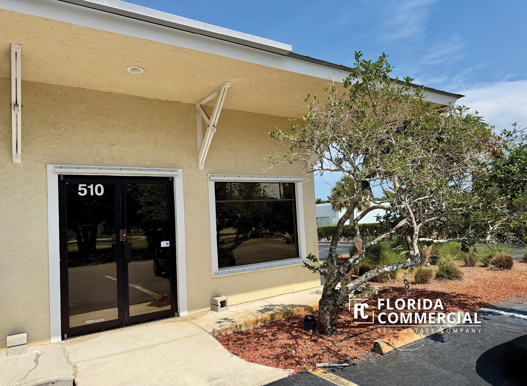 510-526 SE Dixie Hwy, Stuart, FL à louer Photo de l’immeuble– Image 1 sur 12