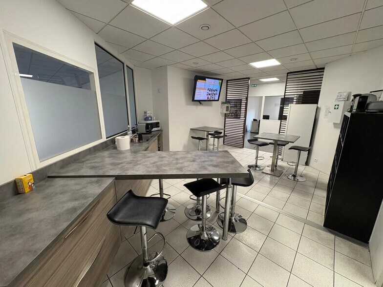 Bureau dans Gémenos à louer - Photo de l’immeuble – Image 3 sur 8