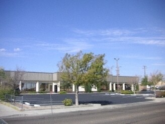 117 S Gold Canyon St, Ridgecrest, CA à louer Photo de l’immeuble– Image 1 sur 10