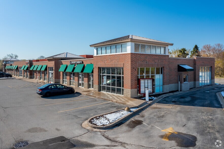 Watertown Rd, Pewaukee, WI à louer - Photo de l’immeuble – Image 3 sur 10