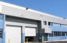 Local d’activités dans La Courneuve à louer - Photo de l’immeuble – Image 2 sur 4