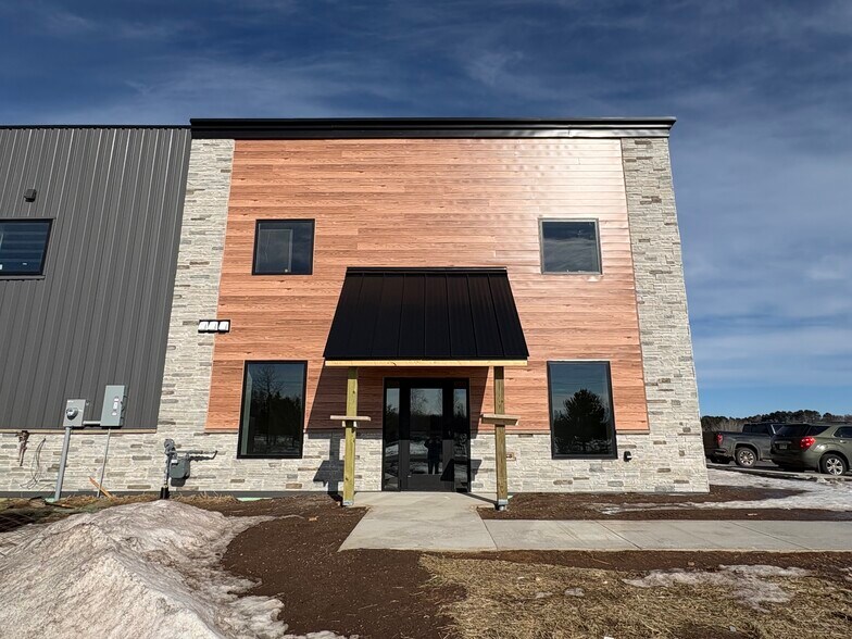 533 Commerce Way, Cloquet, MN à louer - Photo de l’immeuble – Image 3 sur 3