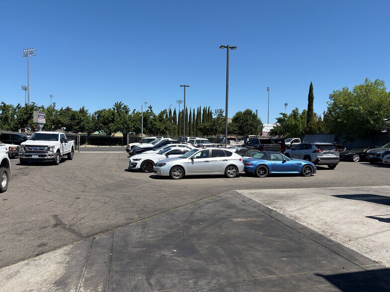 2216 Sutterville Rd, Sacramento, CA à louer - Photo de l’immeuble – Image 3 sur 8