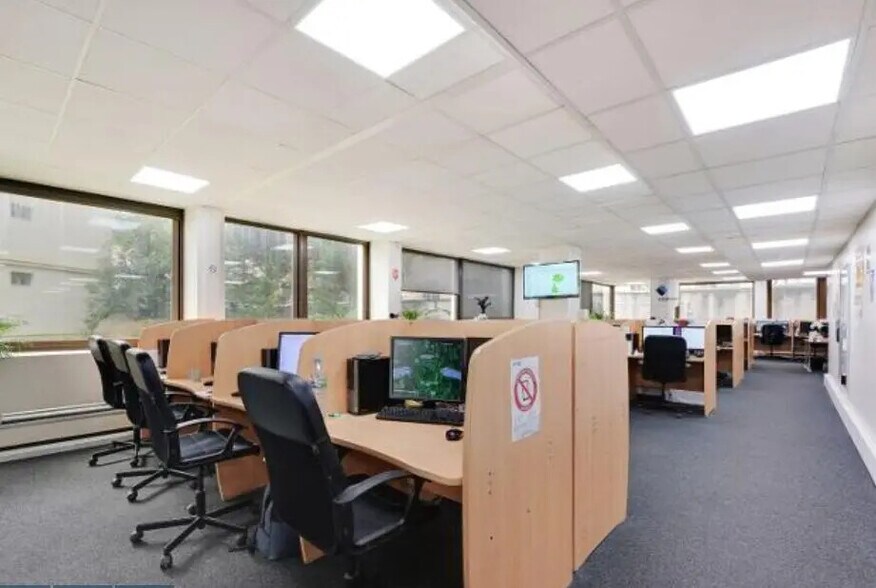 Bureau dans Saint-Cloud à louer - Photo de l’immeuble – Image 2 sur 9