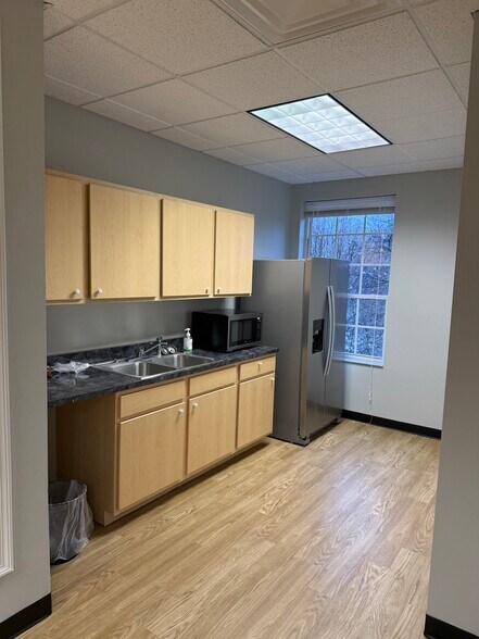 9650 Commerce Dr, Carmel, IN à louer - Photo de l’immeuble – Image 3 sur 17