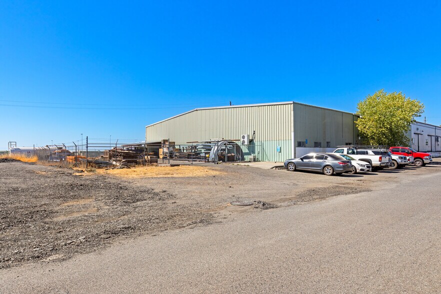 651 Thunderbolt St, Chico, CA à louer - Photo de l’immeuble – Image 2 sur 8