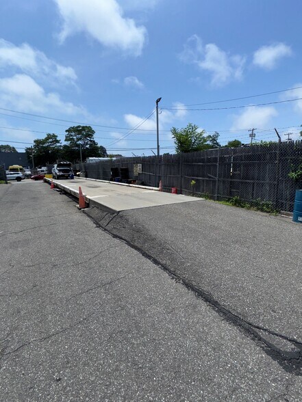 135-143 Dixon Ave, Amityville, NY à louer - Photo de l’immeuble – Image 2 sur 7
