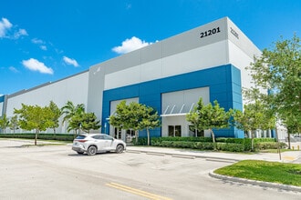 21201 NW 43rd Ave, Miami Gardens, FL à louer Photo intérieure– Image 1 sur 11