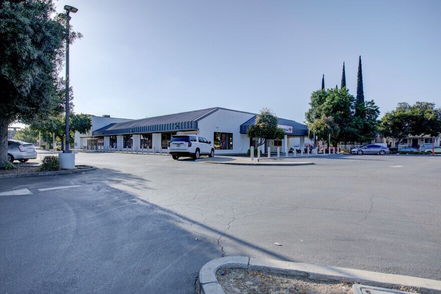 407 N Wilson Way, Stockton, CA à vendre - Photo de l’immeuble – Image 3 sur 13