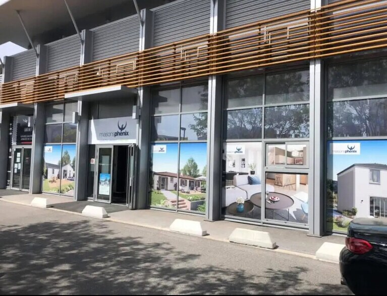 Local d’activités dans Roquebrune-sur-Argens à louer - Photo de l’immeuble – Image 3 sur 8
