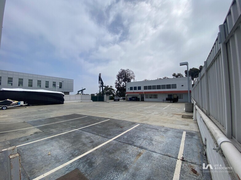 2651 Walnut Ave, Signal Hill, CA à louer - Photo de l’immeuble – Image 3 sur 8
