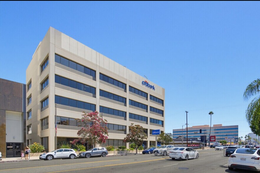 16601 Ventura Blvd, Encino, CA à vendre - Photo de l’immeuble – Image 3 sur 11