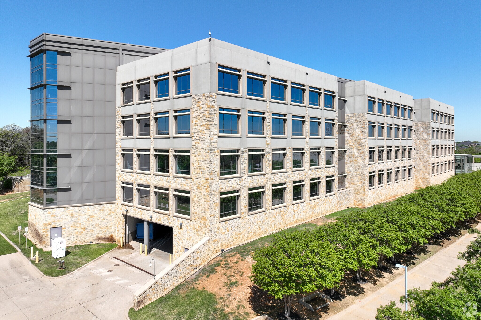 3120 Sabre Dr, Southlake, TX à louer Photo de l’immeuble– Image 1 sur 41