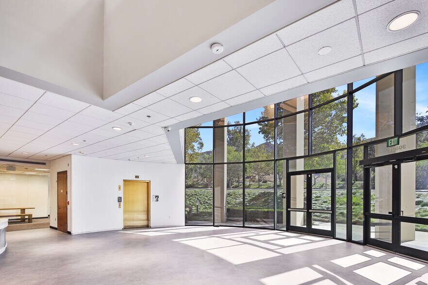 30801 Agoura Rd, Agoura Hills, CA à louer - Hall d’entrée – Image 3 sur 12