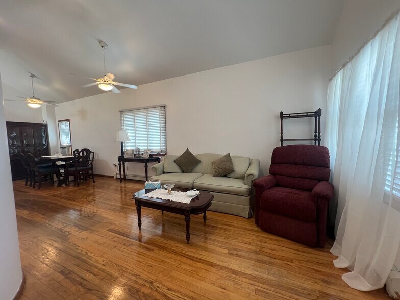 2811 Haring St, Brooklyn, NY à vendre - Photo de l’immeuble – Image 3 sur 29