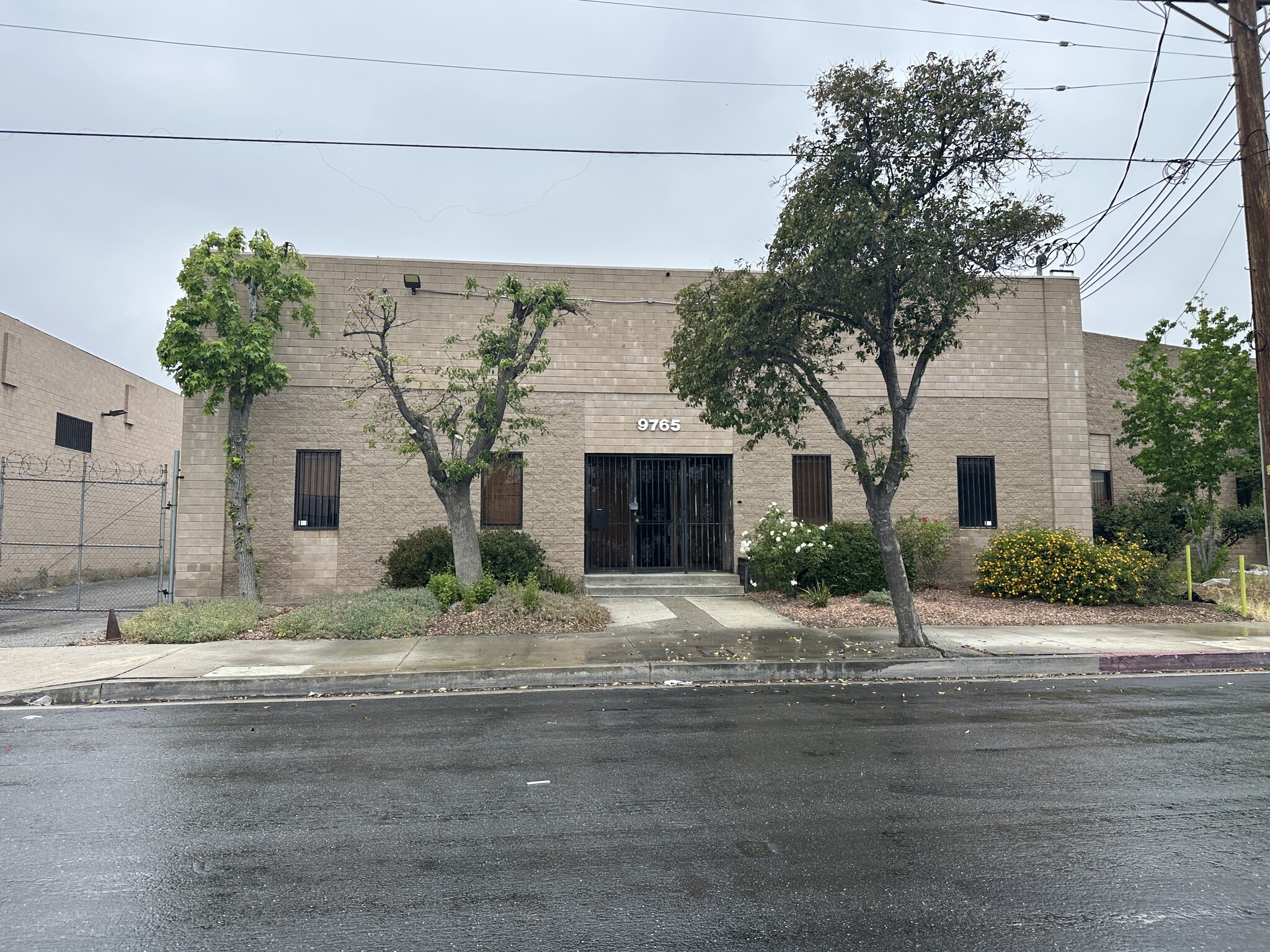 9765 Eton Ave, Chatsworth, CA à louer Photo de l’immeuble– Image 1 sur 1
