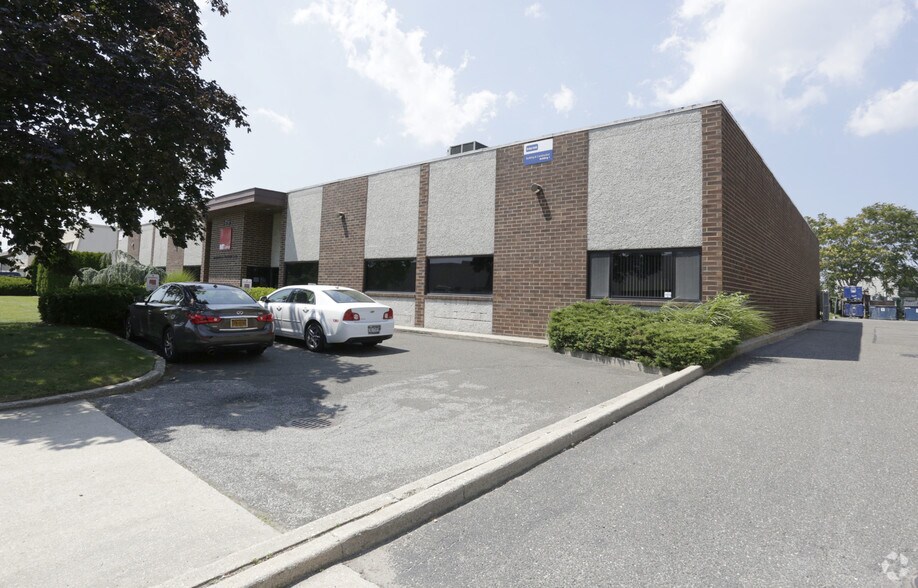 145 Sherwood Ave, Farmingdale, NY à louer - Photo de l’immeuble – Image 3 sur 3