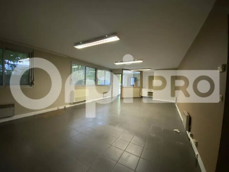 Local d’activités dans Trévoux à louer - Photo de l’immeuble – Image 3 sur 12