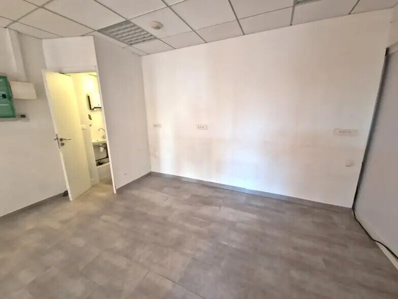 Local commercial dans Saint-Laurent-du-Var à louer - Photo de l’immeuble – Image 3 sur 3