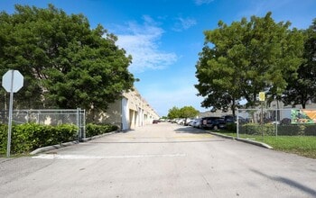 13816 SW 142nd Ave, Miami, FL à vendre Photo de l’immeuble– Image 1 sur 5