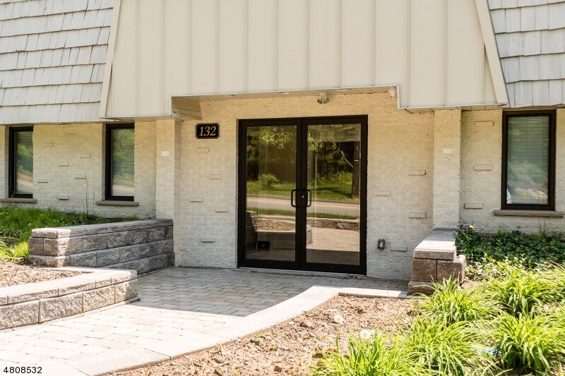 132 W Greenbrook Rd, North Caldwell, NJ à louer - Photo de l’immeuble – Image 2 sur 16