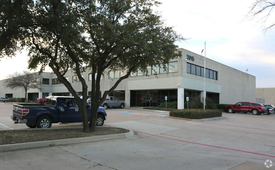 2015 McKenzie Dr, Carrollton, TX à louer - Photo de l’immeuble – Image 1 sur 3