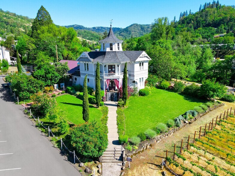 1851 SE Stephens St, Roseburg, OR à vendre - Photo principale – Image 1 sur 1