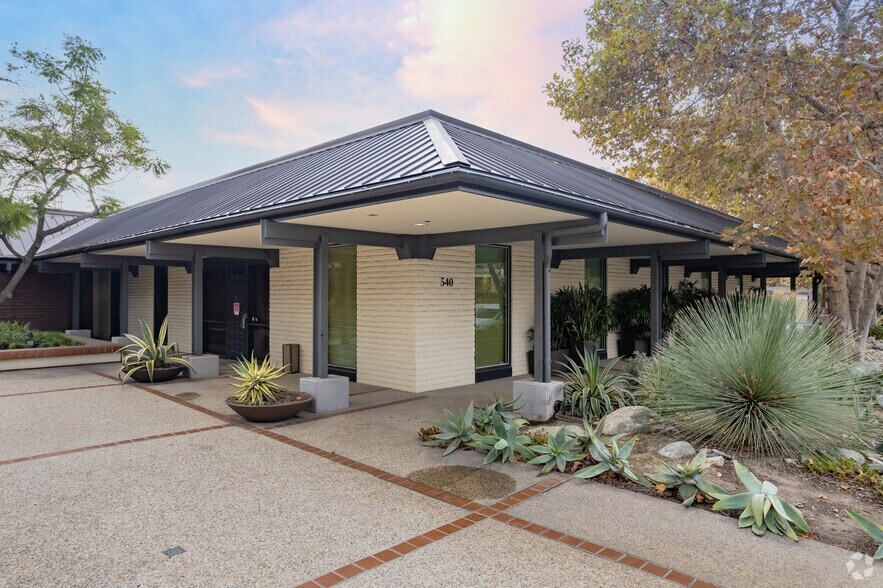 540 W Woodbury Rd, Altadena, CA à louer - Photo de l’immeuble – Image 2 sur 15
